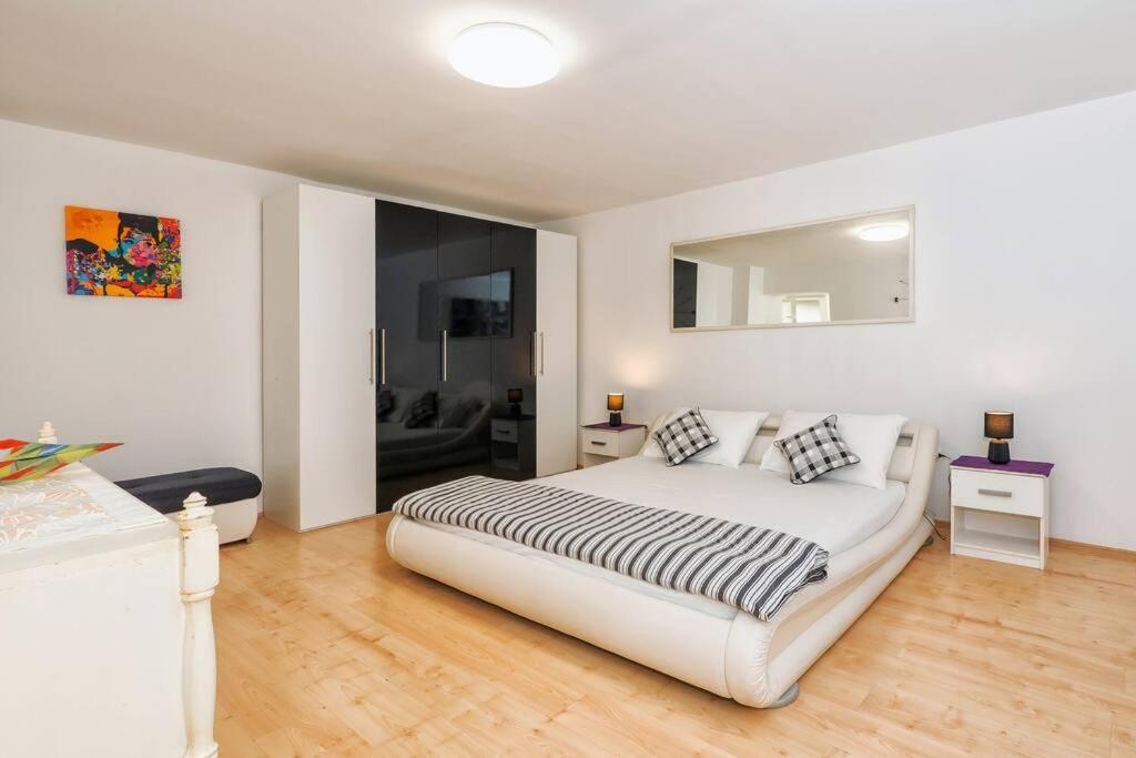 Relaxing 2Bd Apartment, Ground Floor - Walk To Old Town Split Exterior photo