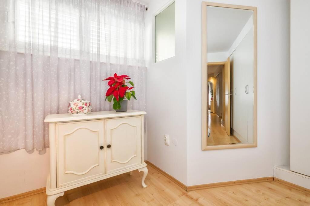 Relaxing 2Bd Apartment, Ground Floor - Walk To Old Town Split Exterior photo